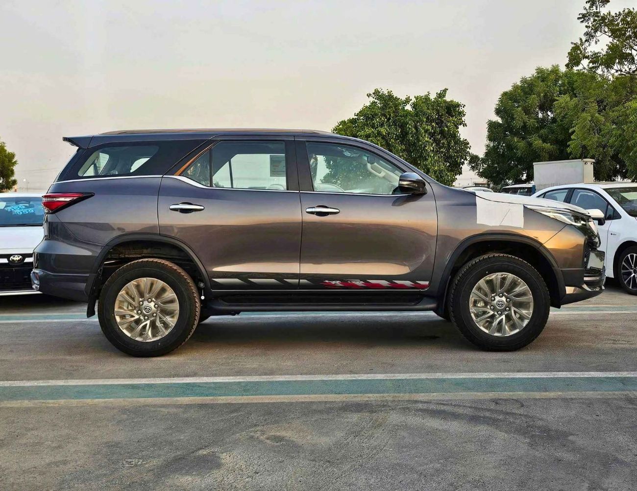 تويوتا فورتونر SR5 ADVENTURE / 4.0L V6 PETROL / CLIMATE WITH LEATHER SEATS / DIFFLOCK / AUTO A/C (CODE # F6HA)