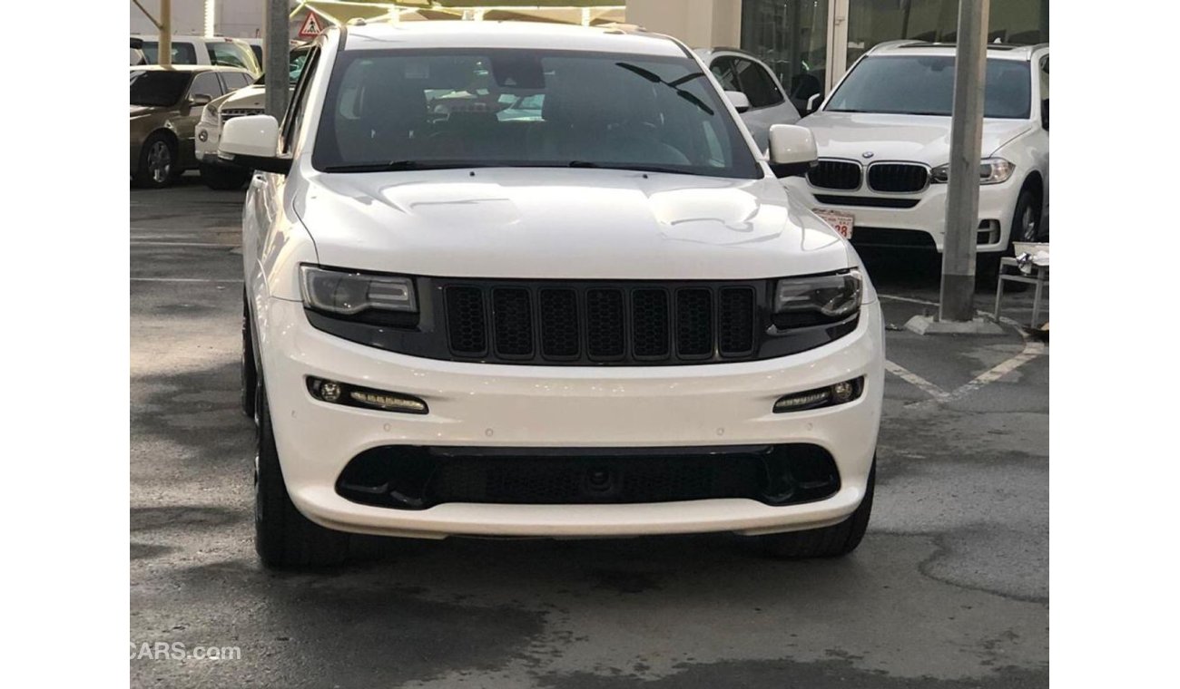 Jeep Grand Cherokee Jeep SRT model 2015 GCC car prefect condition full option low mileage excellent sound system navigat