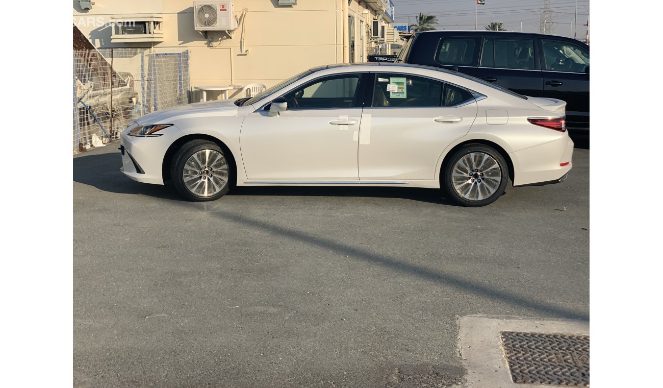 Lexus ES350 MY2019 Panoramic Sunroof,Blind Spot , GCC