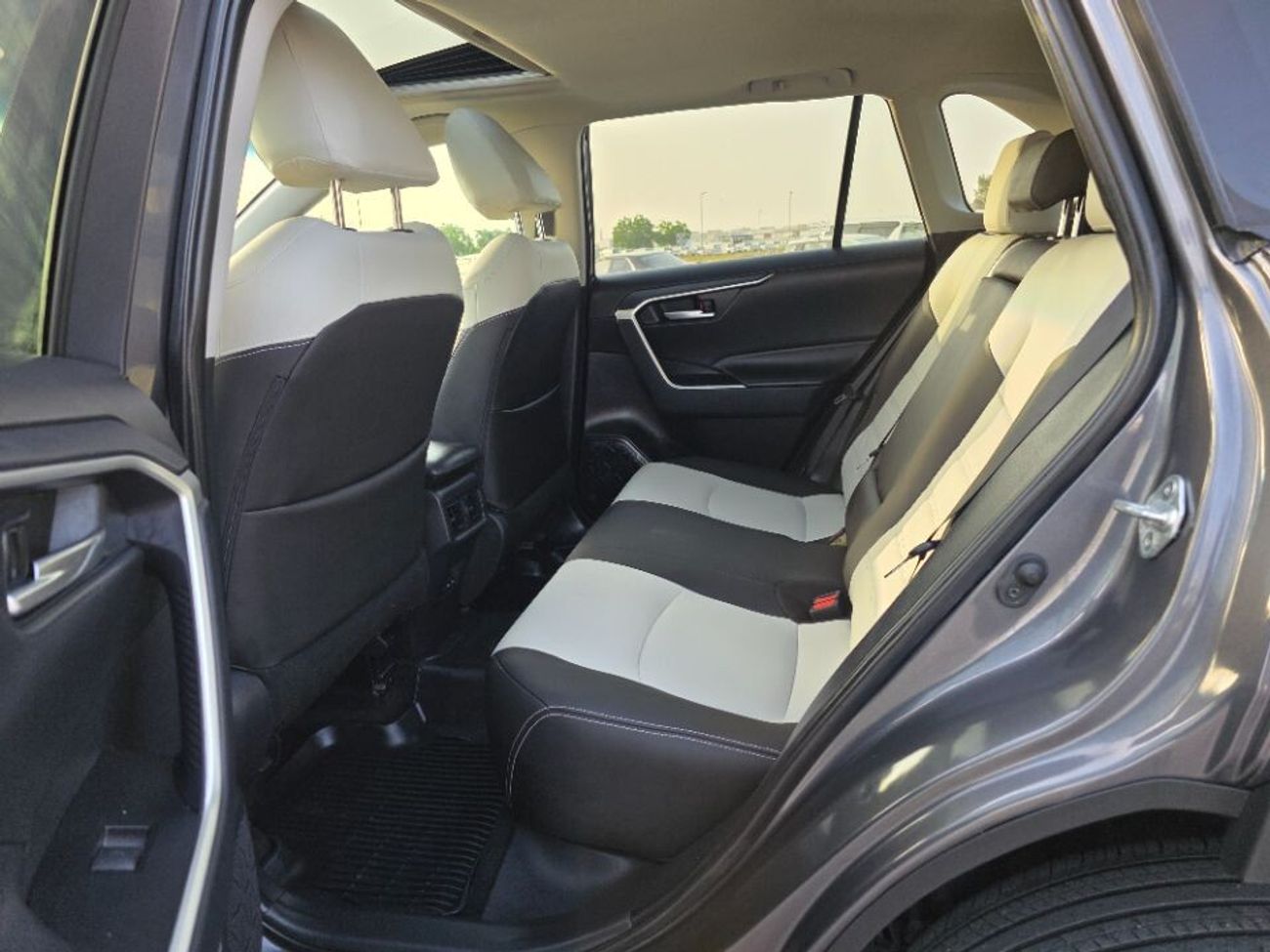 تويوتا راف ٤ 2024 Model Full option 4x4 , sunroof,  leather seats and trunk automatic