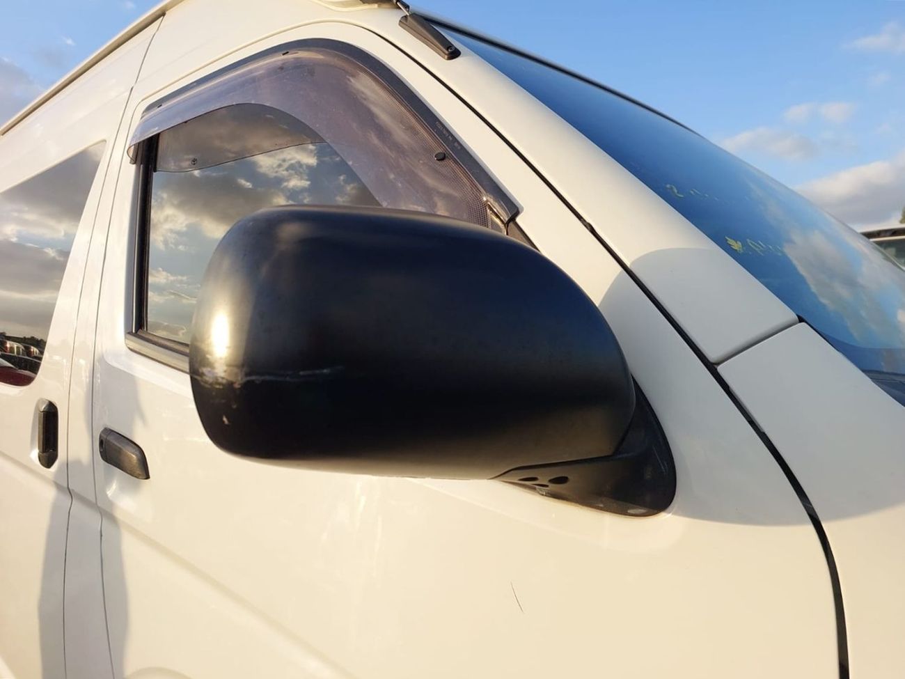 Toyota Hiace TOYOTA HIACE COMMUTER VAN RHD 2016 MODEL 3.0 L DIESEL AUTOMATIC(PM18509)