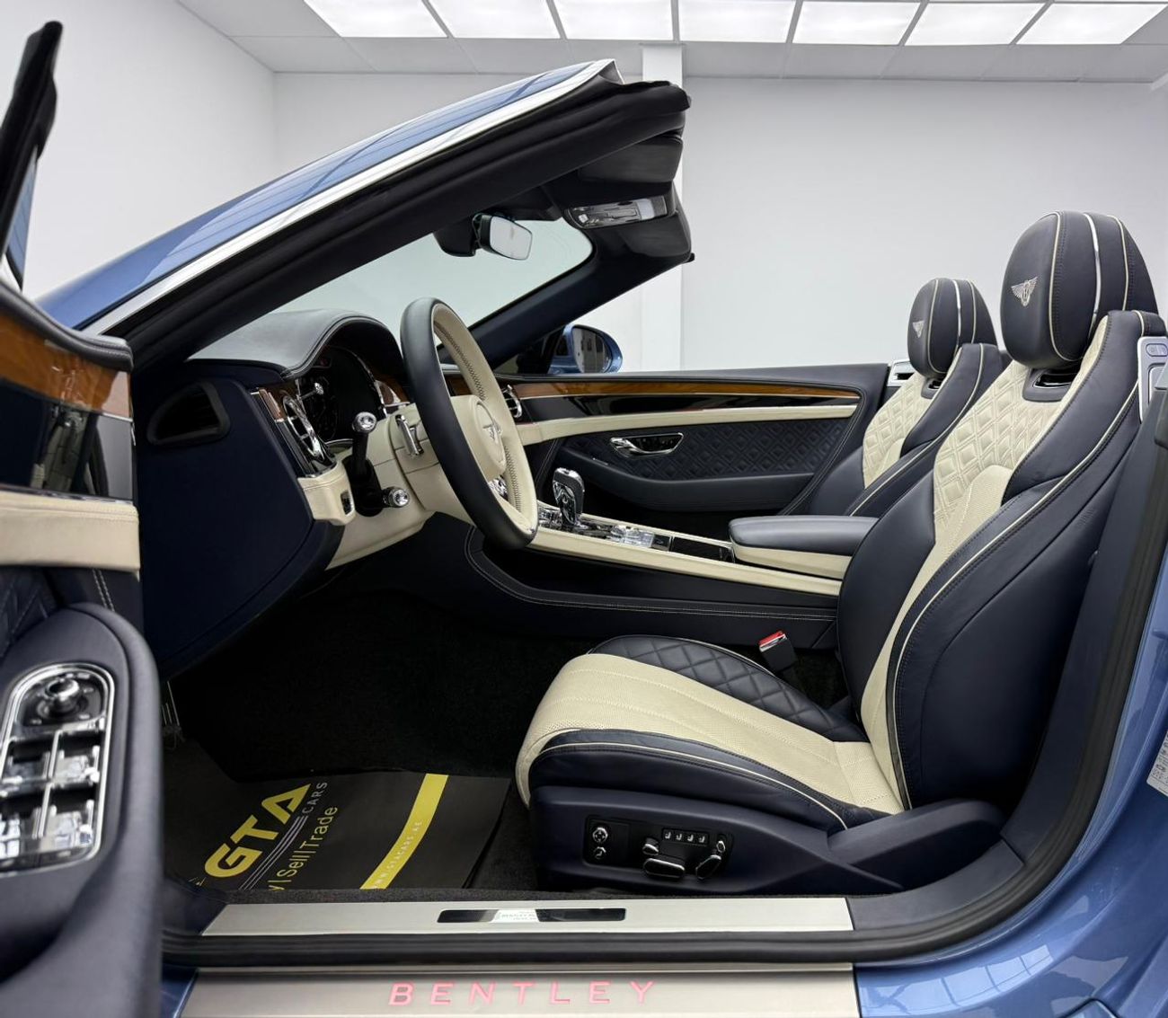 بنتلي كونتيننتال جي تي سي 2022 Bentley Continental GTC V8 ,Bentley Warranty+Service Contract+Full Service History ,GCC