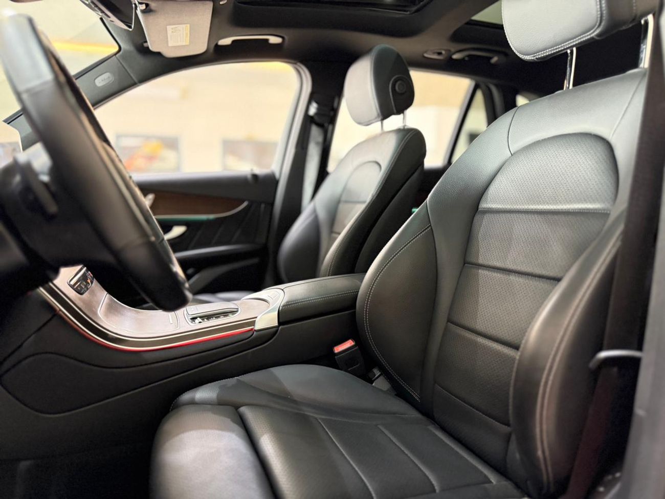 مرسيدس بنز GLC 300 4MATIC 2.0L