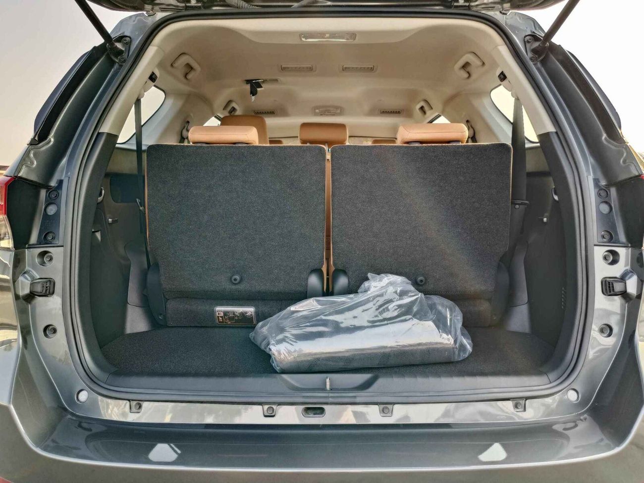 Toyota Fortuner DIESEL ,2.4L V4 / SC 8 AUDIO DISPLAY / MANUAL A.C / "17" STEEL WHEELS / 4X4 (CODE # FD24B)