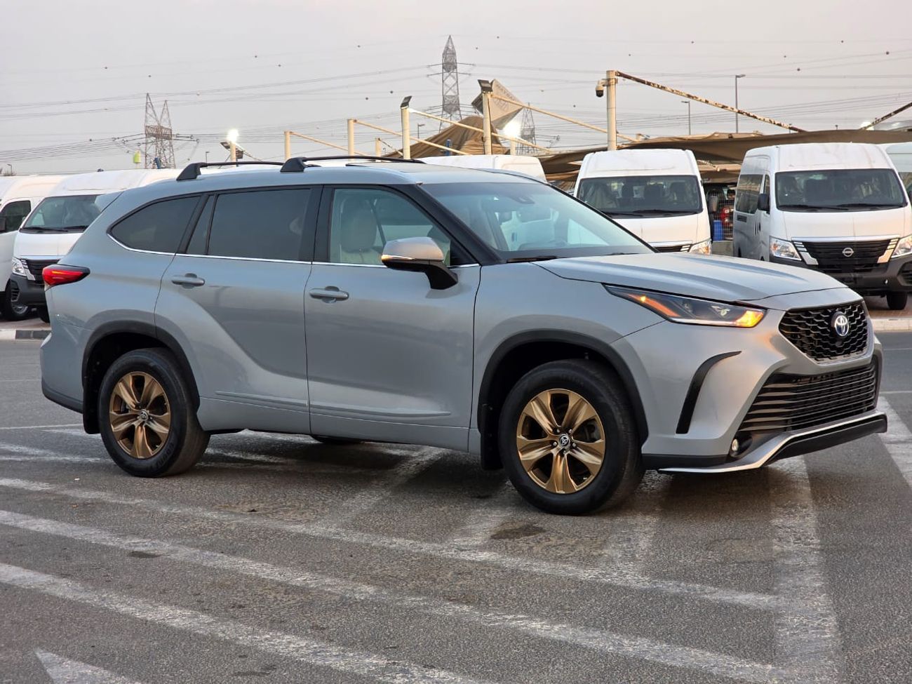 Toyota Highlander 2.5 Hybrid ( Bronze Edition) Sunroof, Push button, Trunk automatic and with spacial interior leather