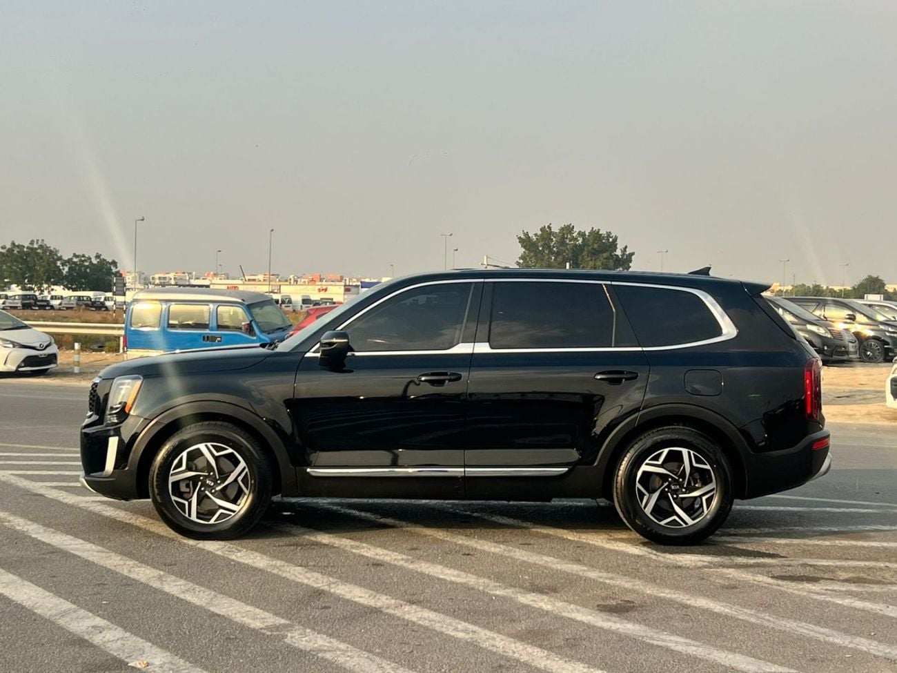 Kia Telluride LX 2020 Kia Telluride 3.8L V6 - Rear Camera & Sensor - Leather Seats With Rims -