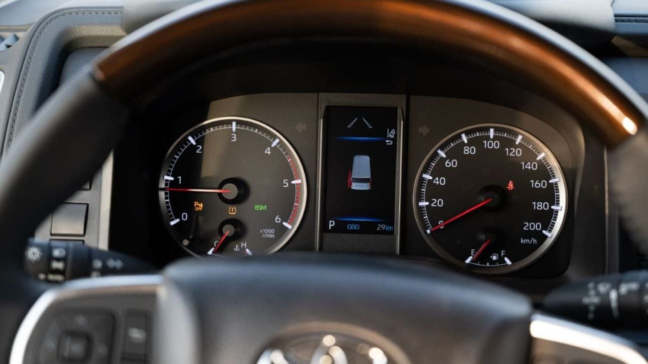 تويوتا جرافينا 2.8L, 4-Cylinder Turbo Diesel - Automatic - 6 Seater - 5 Door - RWD