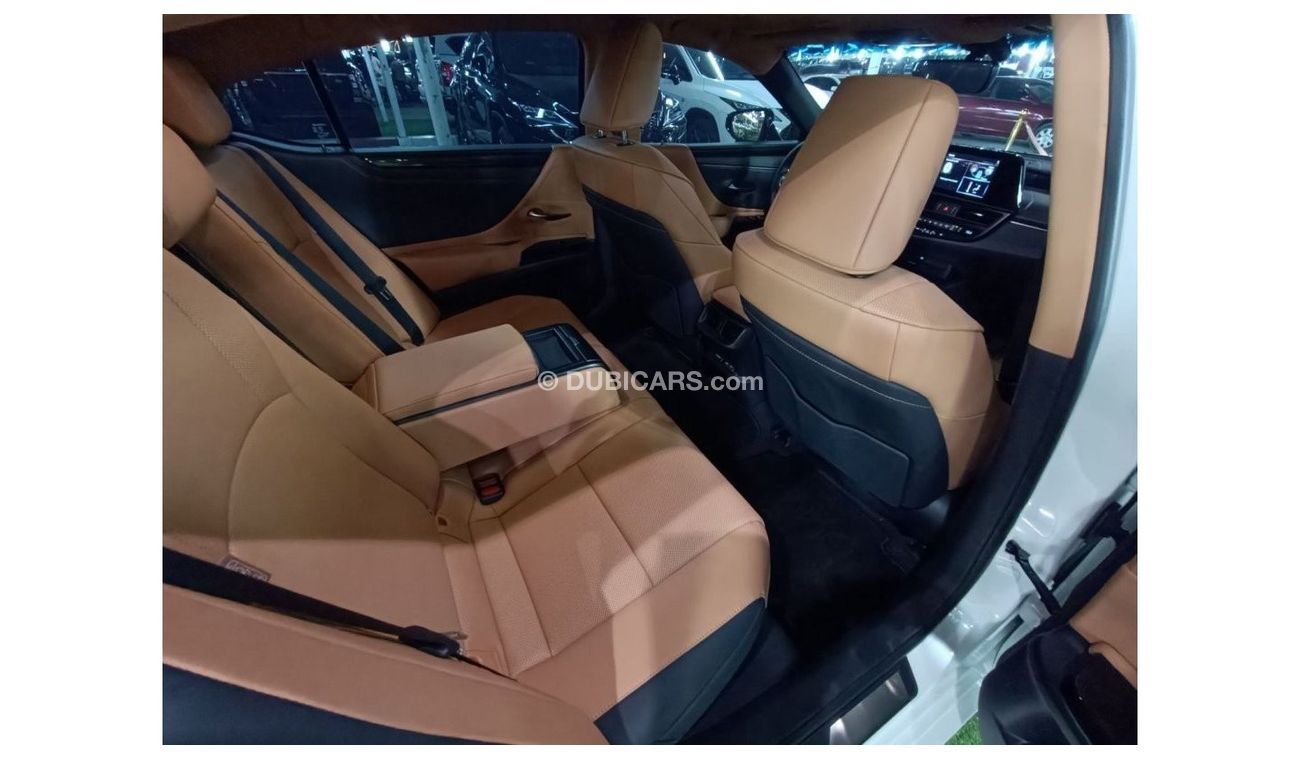 Lexus ES 300 Hybrid The car is in very good condition without accidents.inside and outside is very clean.