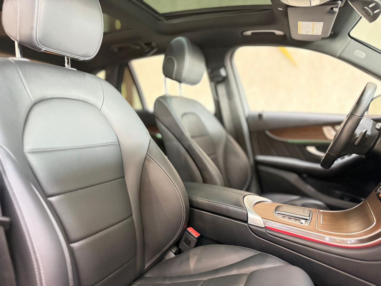 مرسيدس بنز GLC 300 4MATIC 2.0L