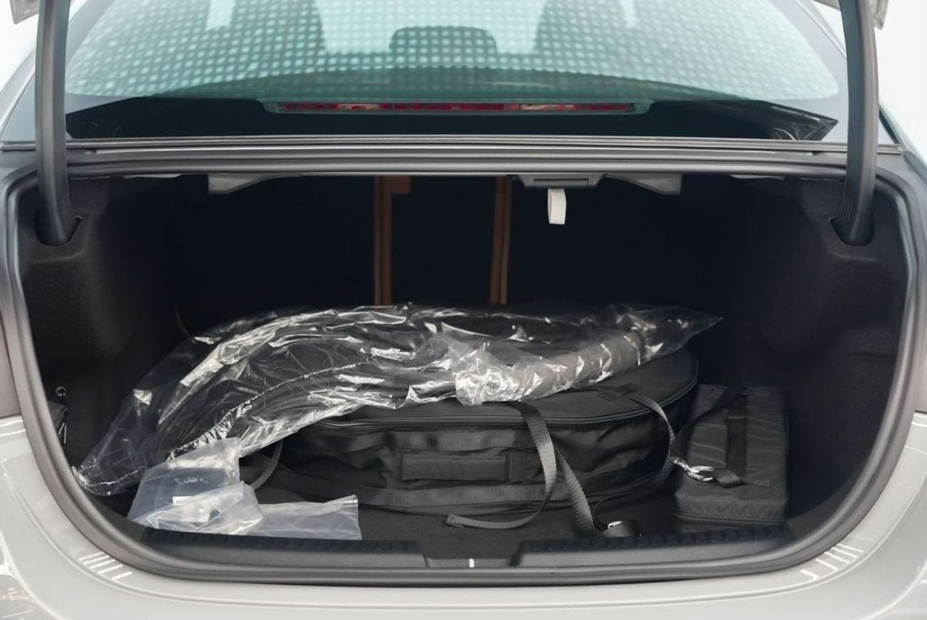 Mercedes-Benz E300 Mercedes-Benz E 300 | 2025 GCC 0km | Agency Warranty | AMG Sports Package | Black Piano Trim