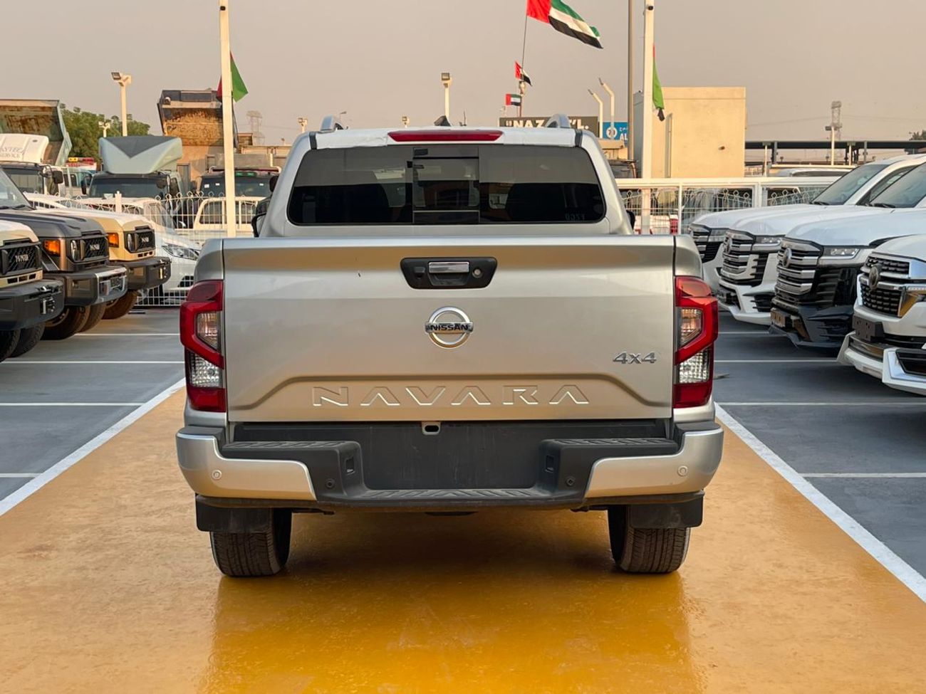 Nissan Navara G 2.5L 4WD M/T Nissan Navara Double Cab  2.5L Petrol 4WD 5 Seater MT