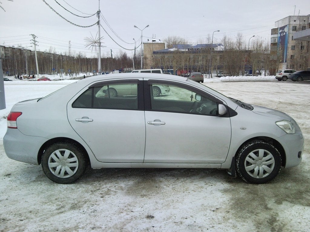 Toyota Belta exterior - Side Profile