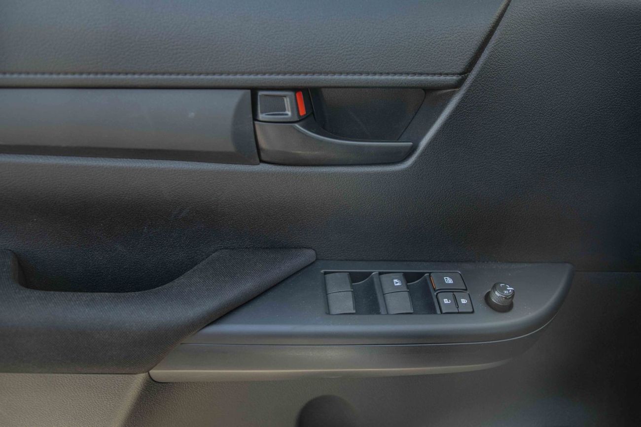 تويوتا هيلوكس تويوتا هايلكس 4X4 DC 2.4 DLX - أبيض سوبر مع أسود | تصدير فقط