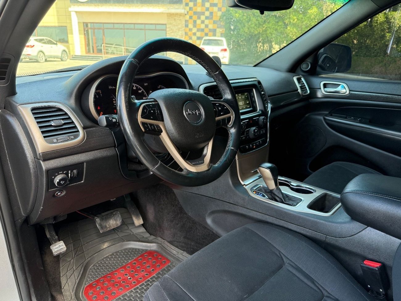 جيب جراند شيروكي Laredo 3.6L