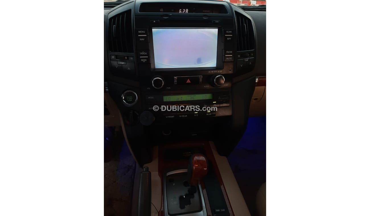 تويوتا لاند كروزر تويوتا لاندكروزر 2013 V8 في اكس ار فل اوبشن بحالة ممتازة للبيع