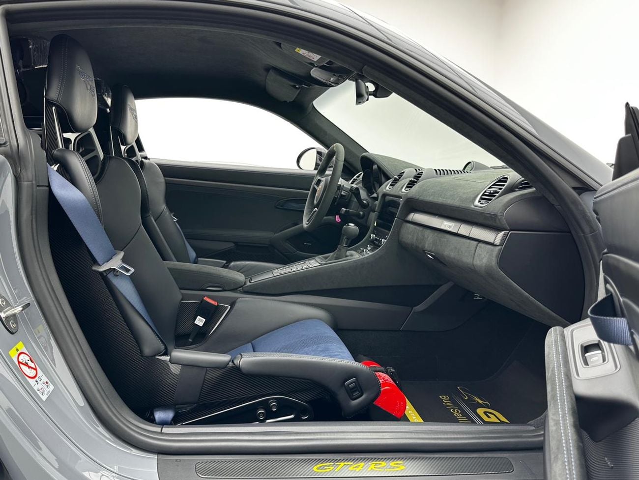 بورش كايمان 718 GT4 RS 2025 Porsche 718 Cayman GT4 RS Weissach Package, Feb/2027 Porsche Warranty, Excellent Condition, GCC