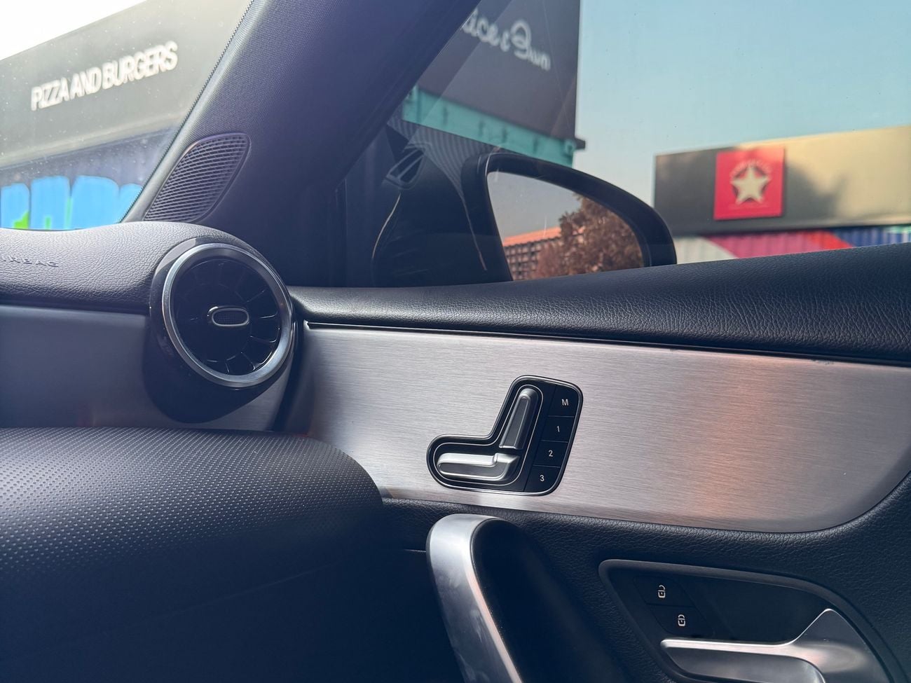 مرسيدس بنز A 220 188-hp turbocharged 2.0-liter 4-cylinder