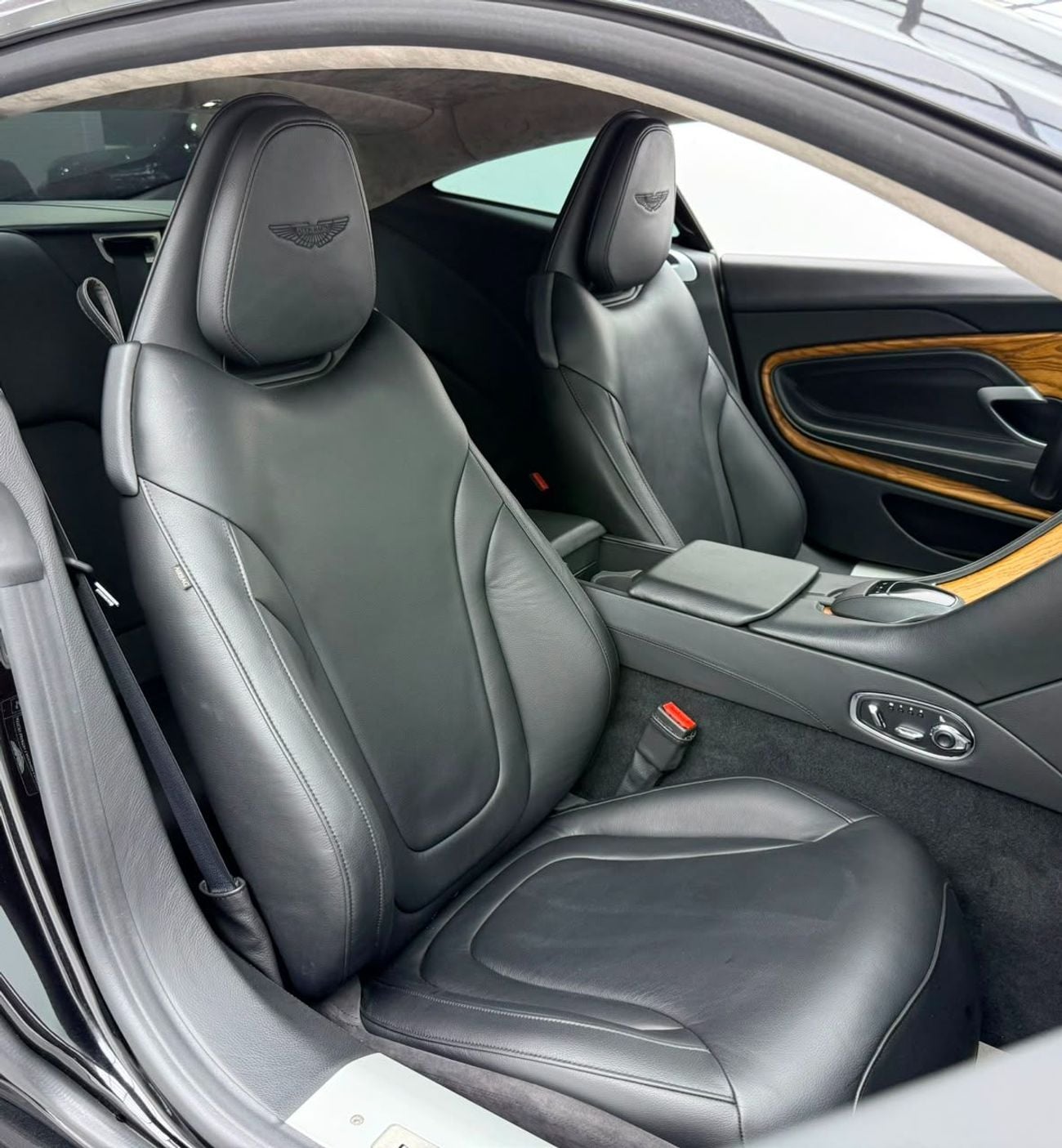 Aston Martin DB11 STD 2018 Aston Martin DB11 V12 Coupe, Service History, Fully Loaded, Excellent Condition, Japanese