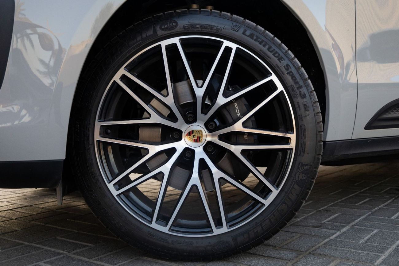 Porsche Macan Std 2.0L (252 HP) Porsche Macan 2024 GCC under Agency Warranty with Flexible Down-Payment.