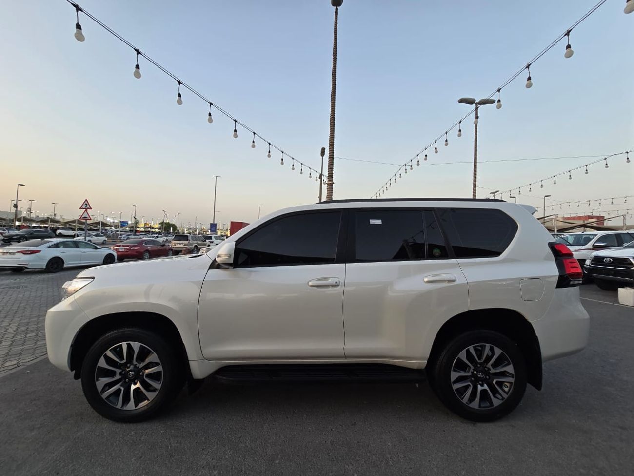 Toyota Prado GXR 4.0L 4WD TOYOTA PRADO 2023 GCC V6 ENGINE 4.0L clean car without accident without paint same like