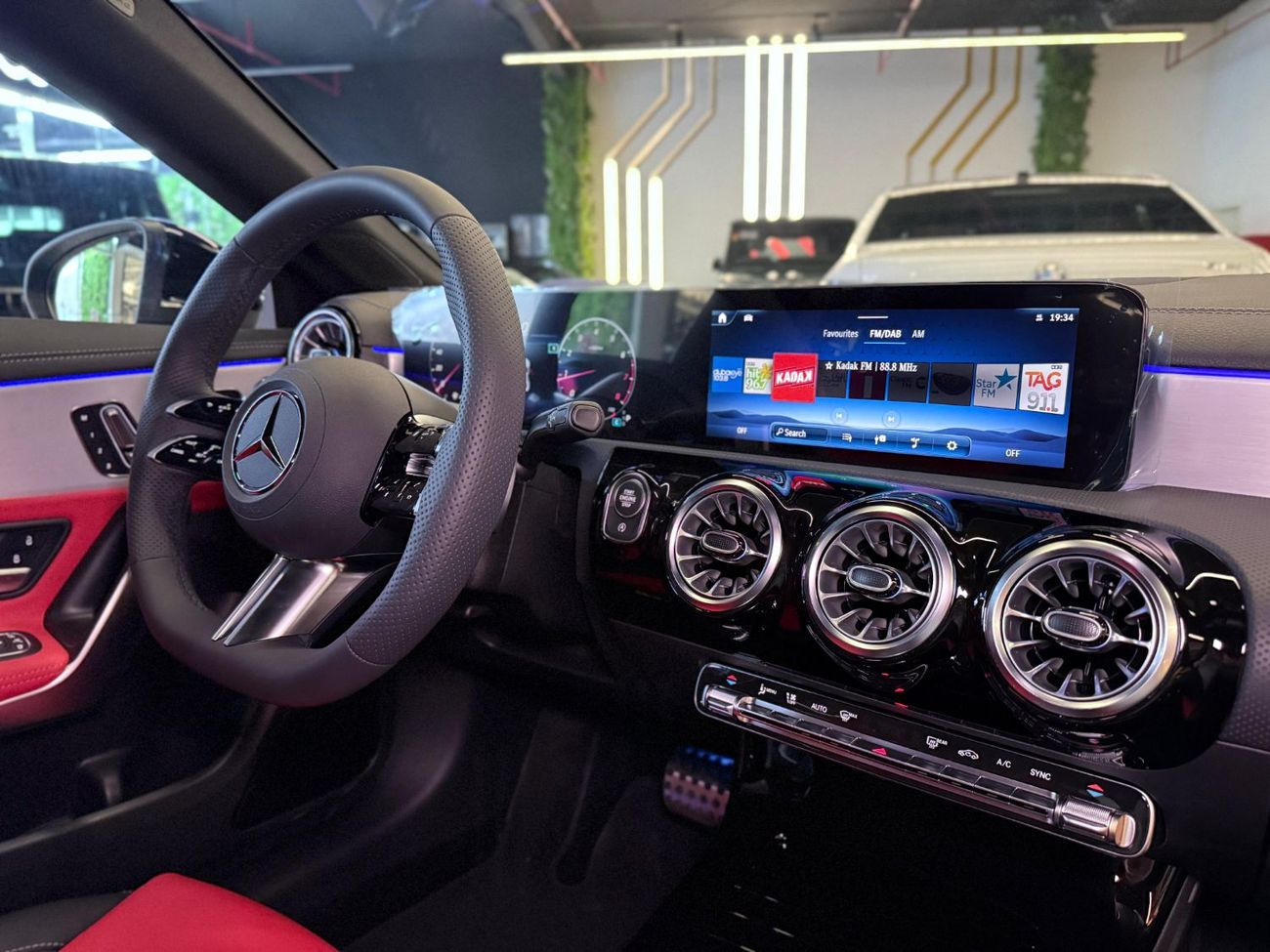 مرسيدس بنز CLA 200 Premium + 2.0L