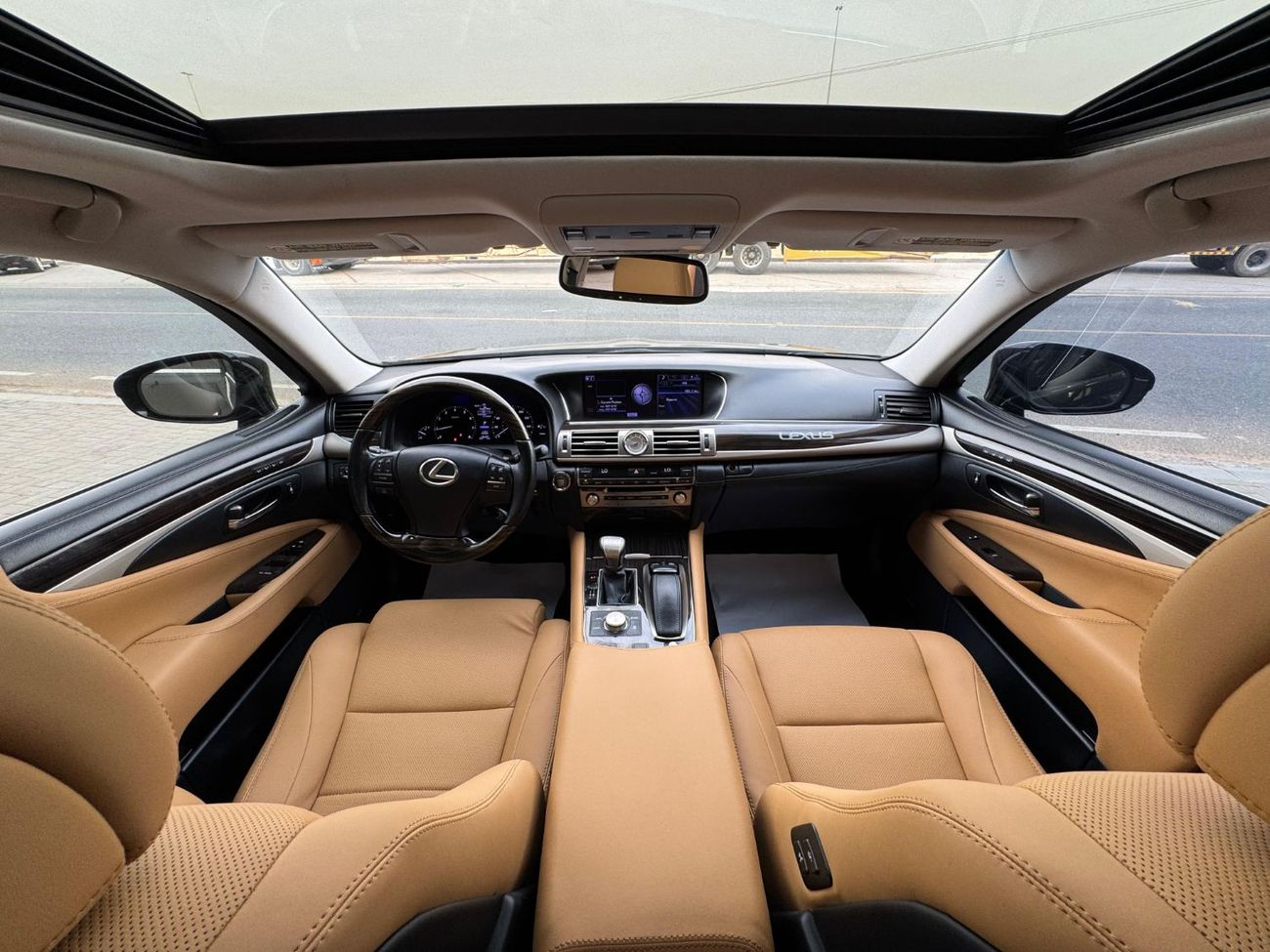 Lexus LS460 V8 4.6L / TRIPLE XENON LIGHTS / COOLING AND HEATING SEATS / SOFT CLOSE DOORS / IN PERFECT CONDITION