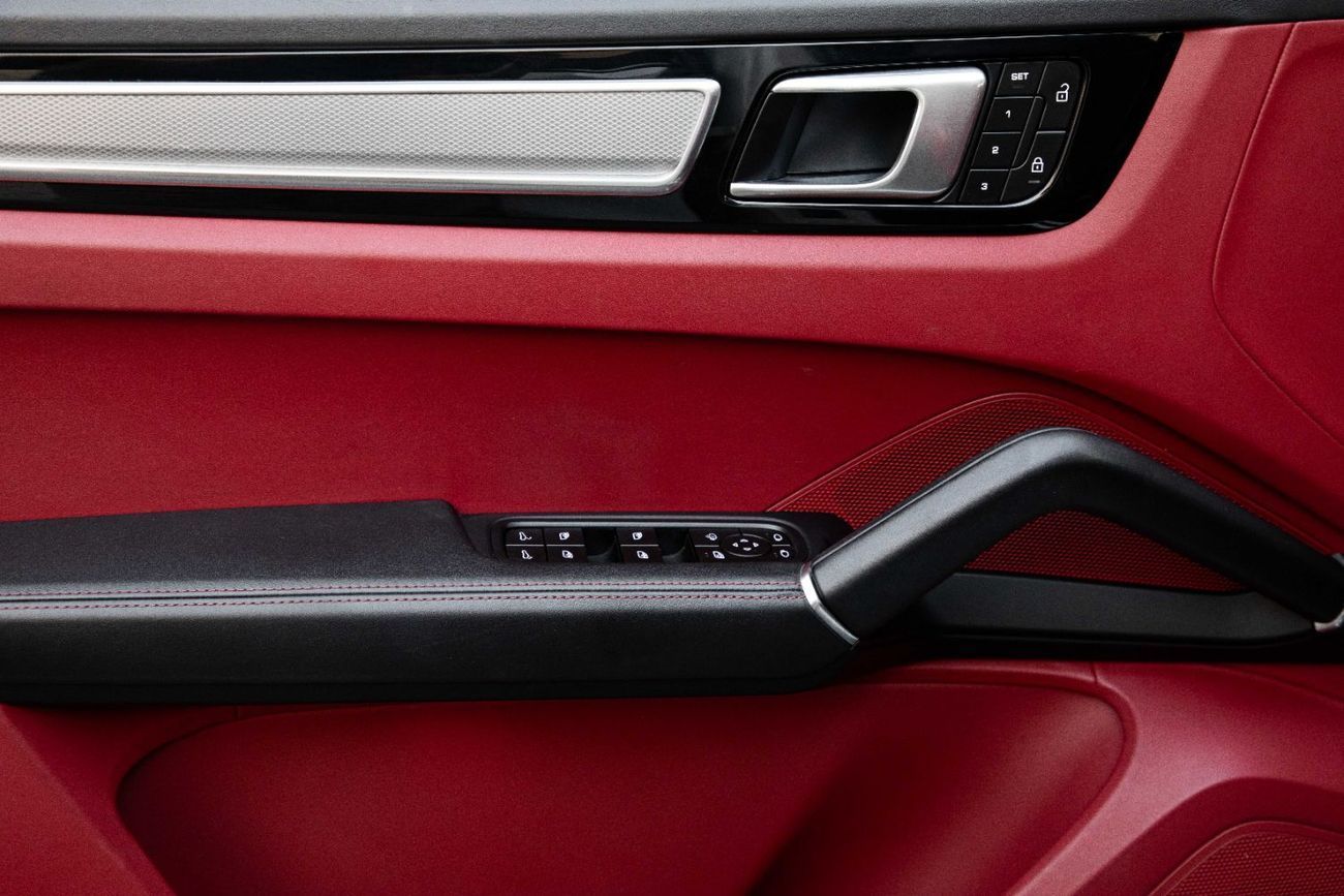 Porsche Cayenne 5,484 P.M | 0% Downpayment | CAYENNE PLATINUM | LOW MILEAGE!