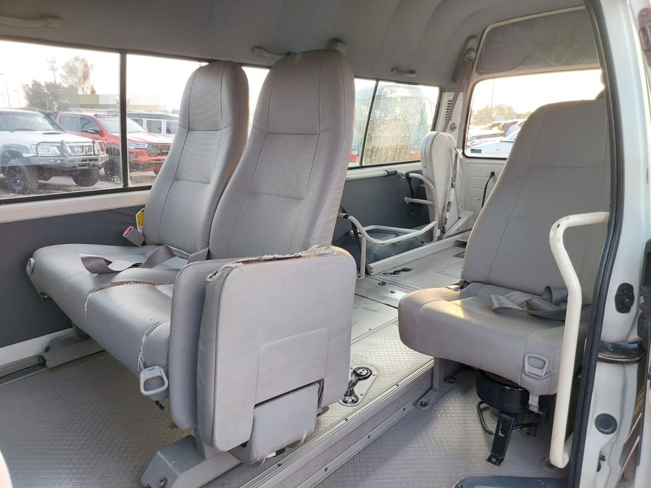 Toyota Hiace TOYOTA HIACE COMMUTER VAN RHD 2002 MODEL 3.0 L DIESEL AUTOMATIC(PM10827)