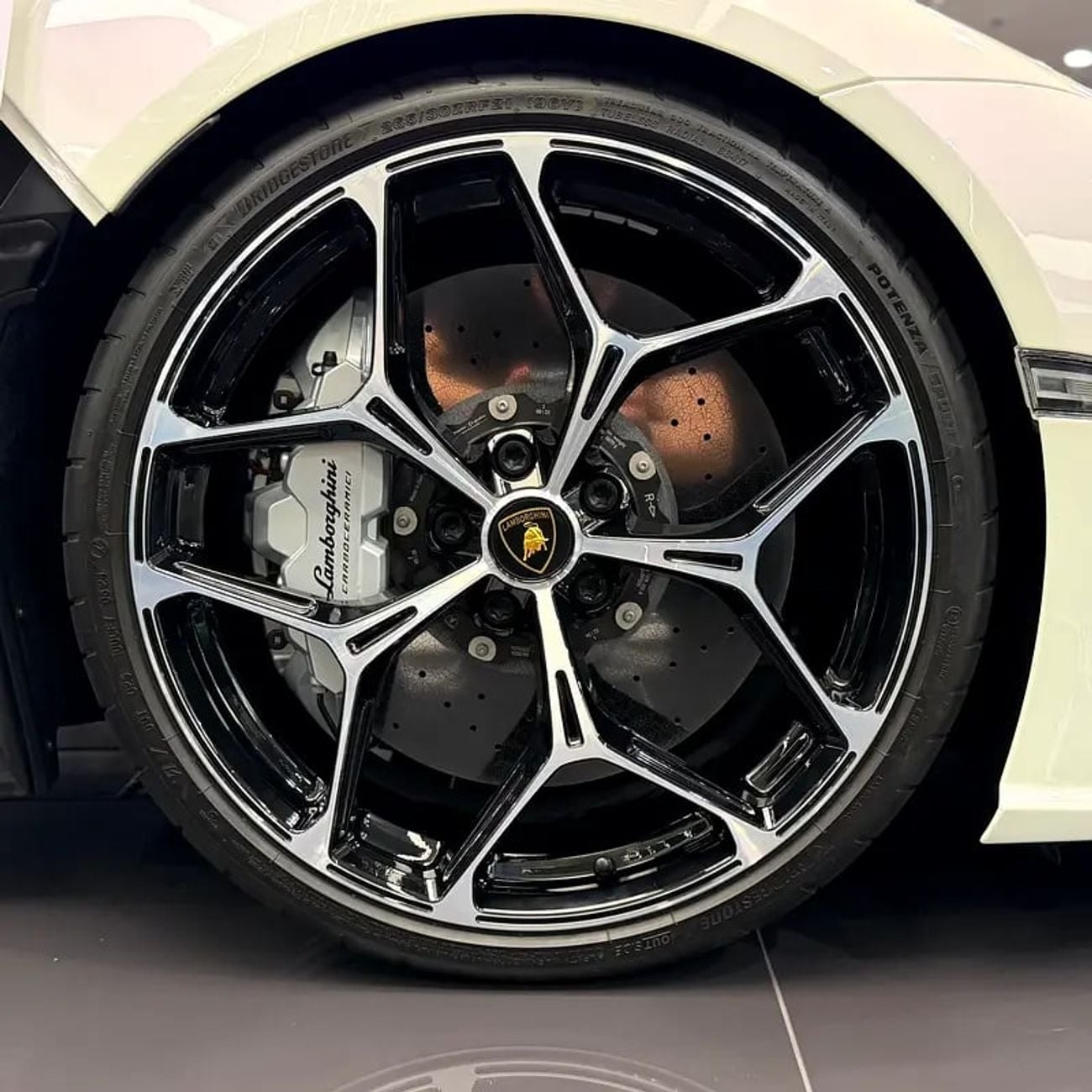 Lamborghini Revuelto PEARL WHITE