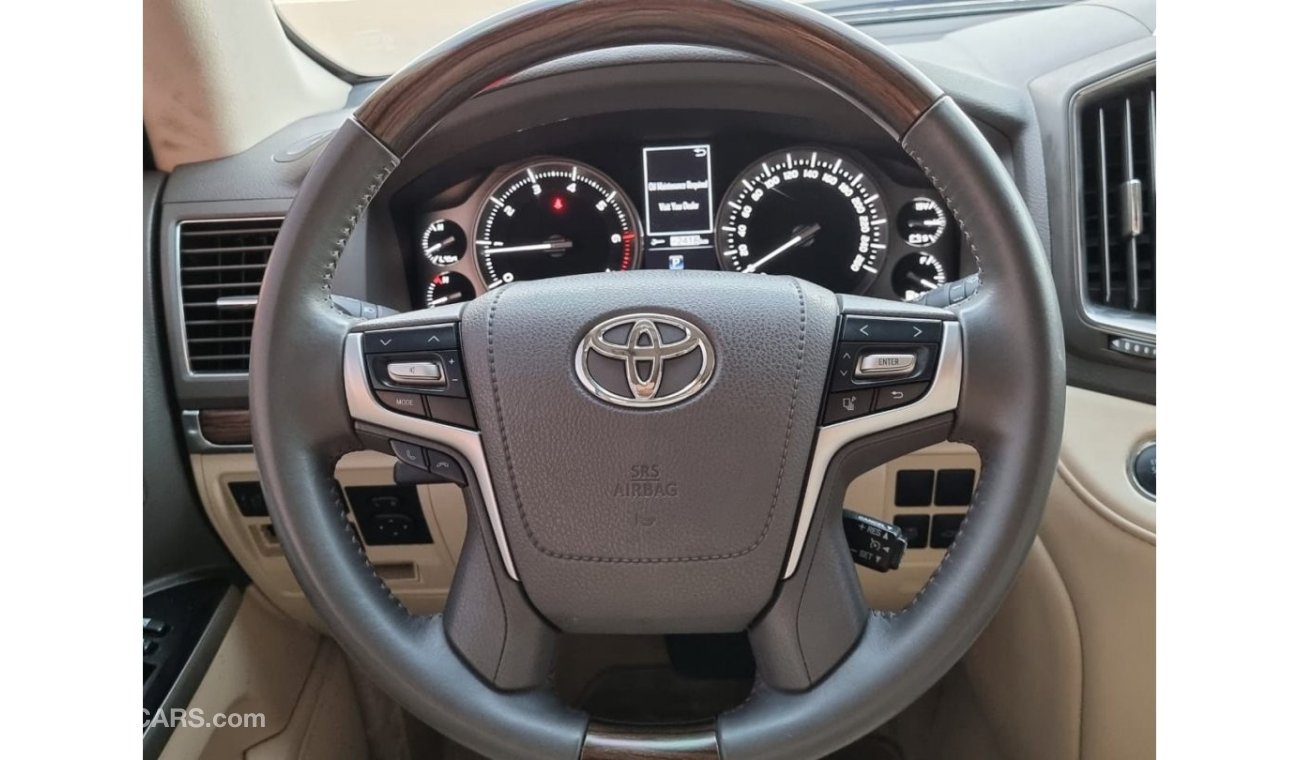 Toyota Land Cruiser Land Cruiser VXR 5.7 Sunroof Velvet Chairs 2019 GCC under warranty