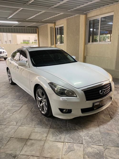 Infiniti M56 saloon