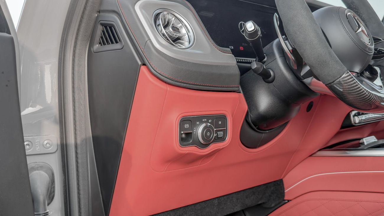 مرسيدس بنز G 63 AMG ستاندارد مرسيدس بنز AMG G 63 موديل 2026، محرك بنزين 4.0 لتر، ناقل حركة أوتوماتيكي (لون ناردو رمادي-أحمر)