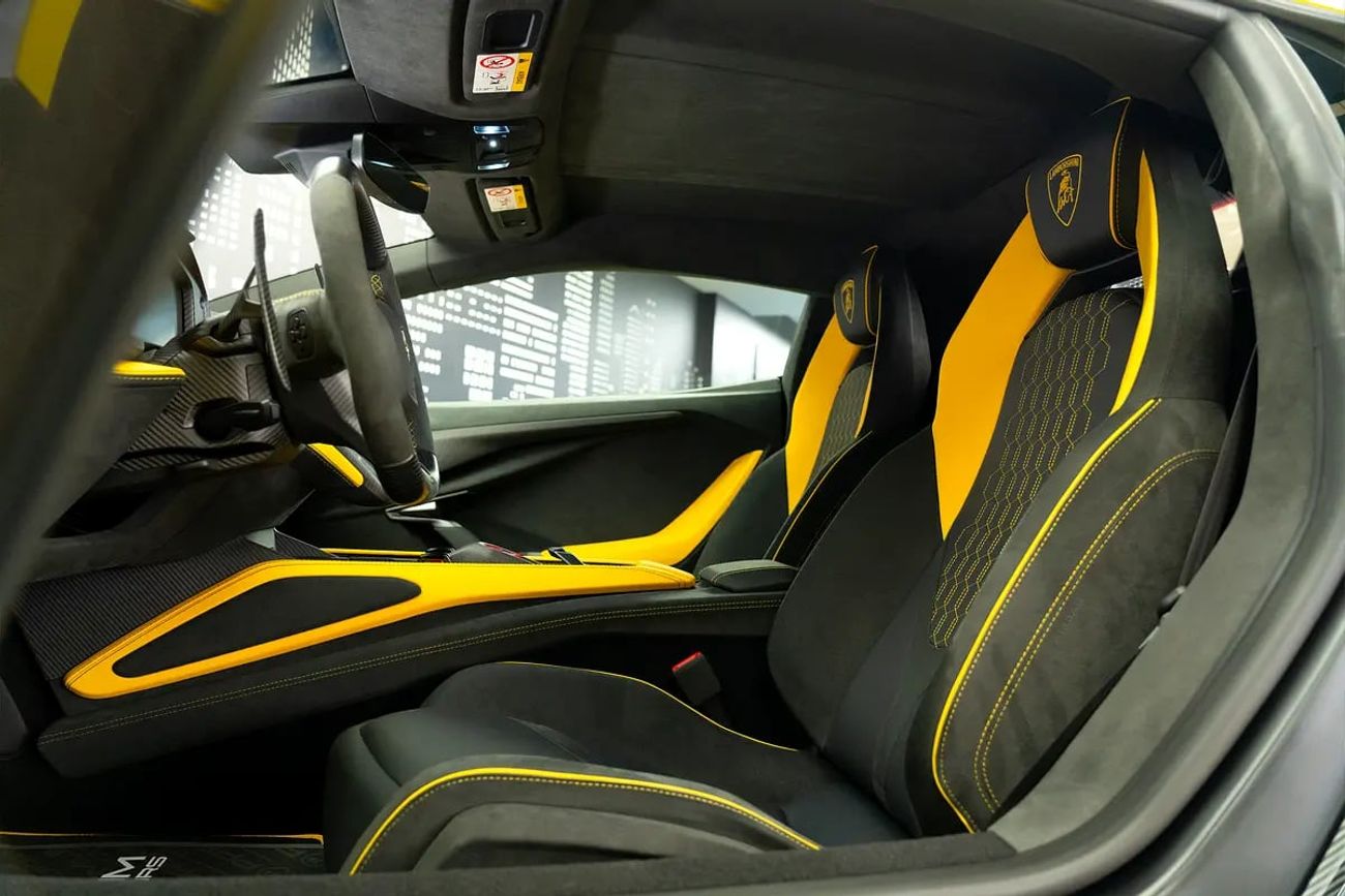 لامبورغيني ريفويلتو 6.5L V12 Hybrid