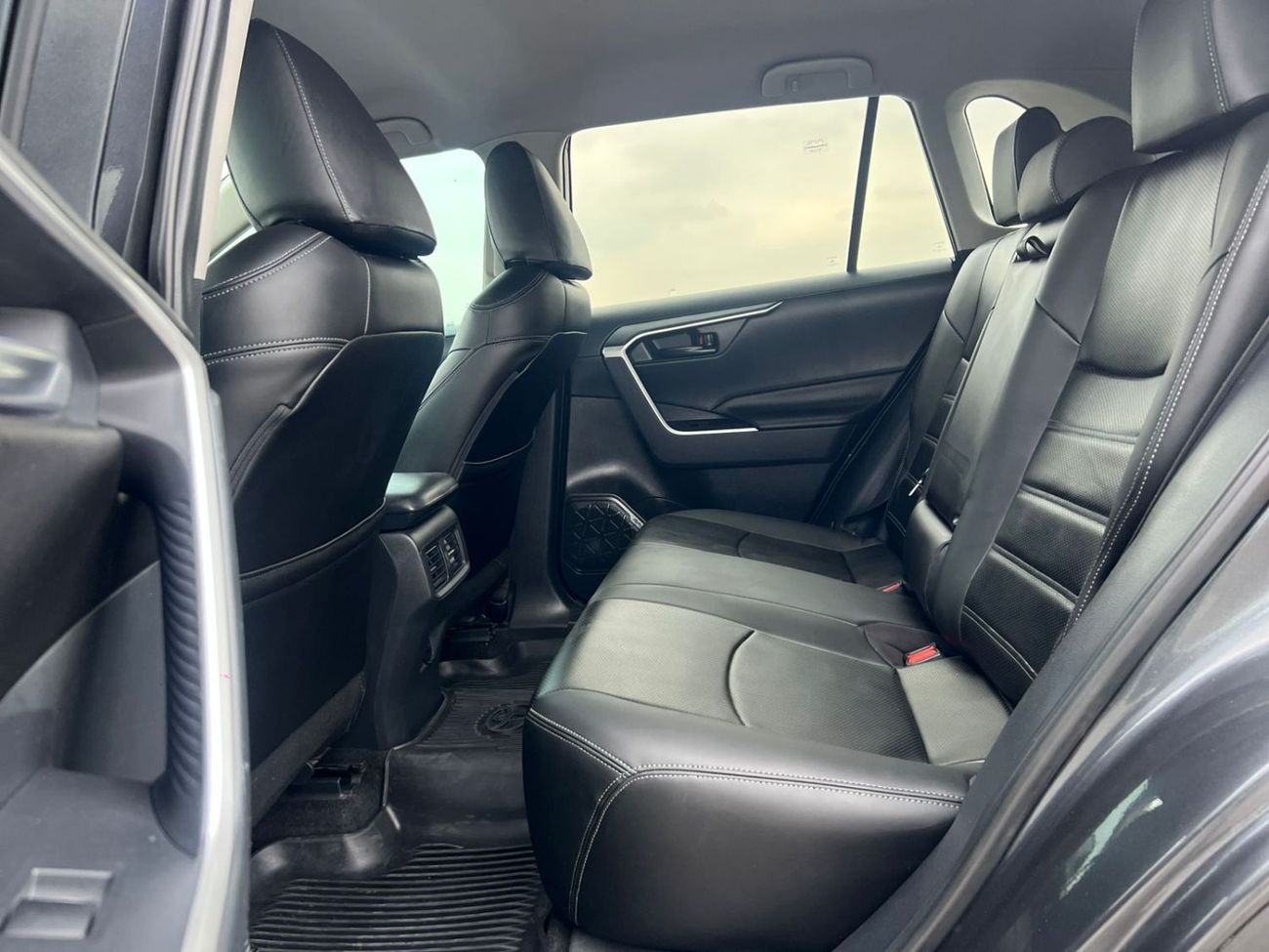 Toyota RAV4 2023 Toyota Rav4 LE Night Shade Edition - 2.5L V4 - Leather Seats With Radar - Low Mileage