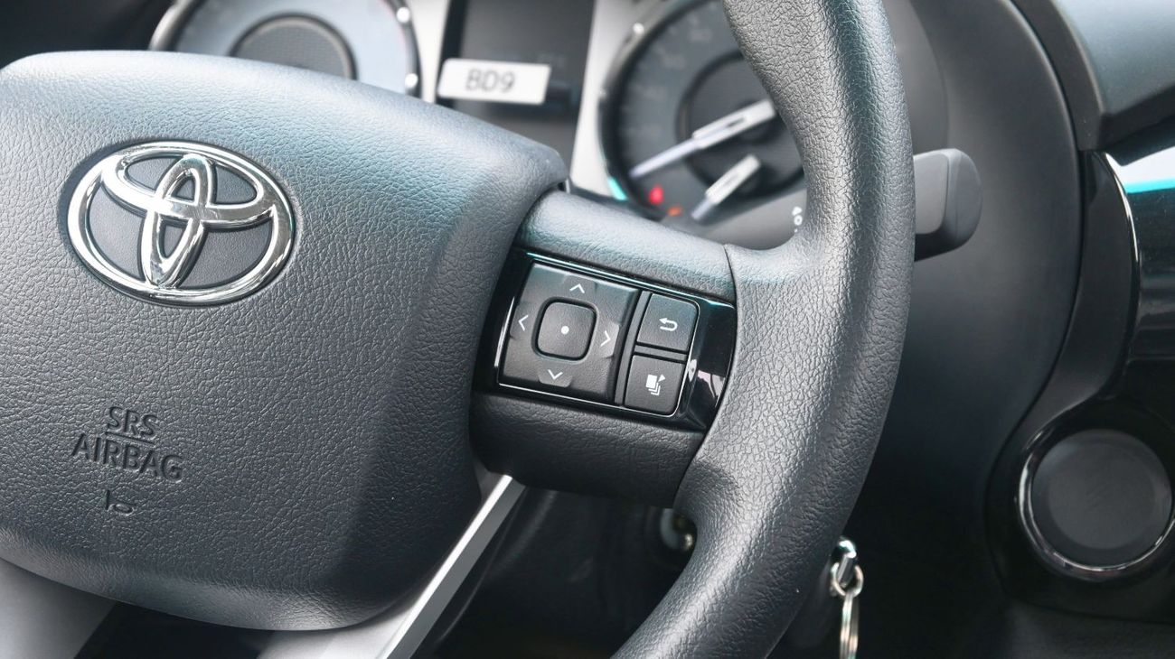 تويوتا هيلوكس Toyota Hilux 2024 Single Cab 2.4L Diesel Transmission Manual 5 Cargo Hooks White outside Black insid