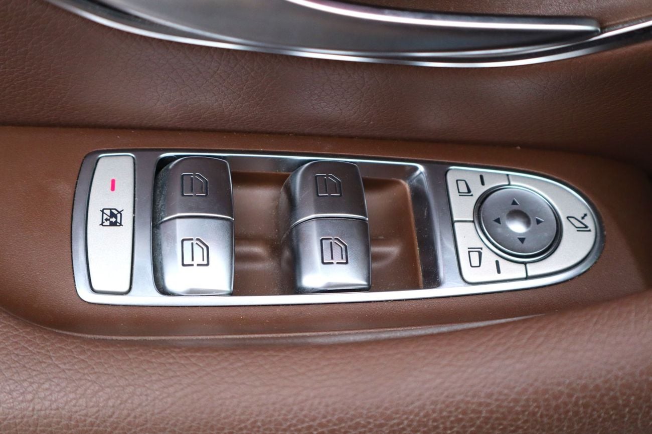 Mercedes-Benz E300 Premium 2.0L