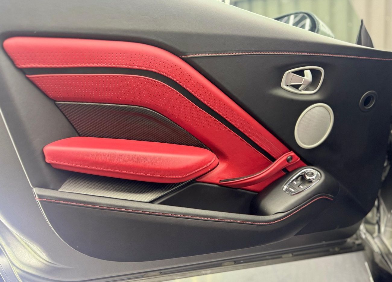 Aston Martin Vantage Std 4.0L