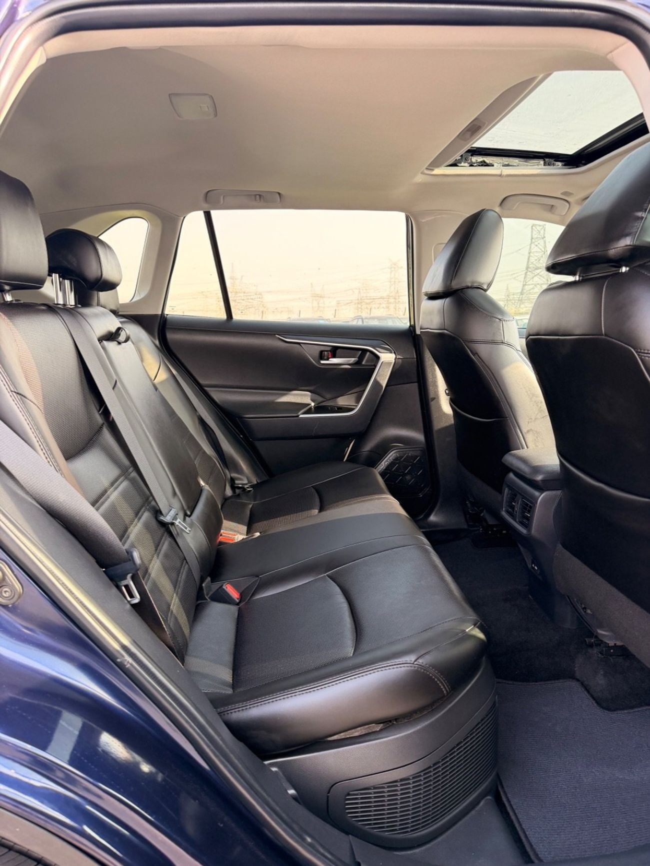 تويوتا راف ٤ Hybrid XLE premium | sunroof, leather seats, push start 2025