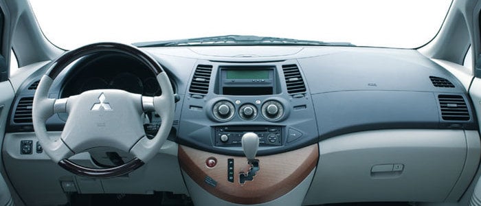 Mitsubishi Grandis interior - Cockpit