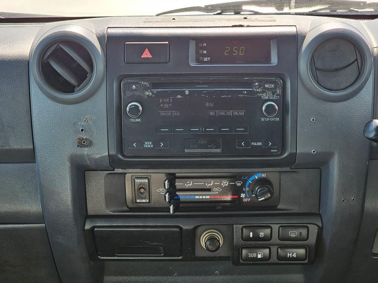 تويوتا لاند كروزر 70 LANDCRUISER LC78/ 4.2L DIESEL M/T / RIGHT HAND/ TROOP CARRIER / EXPORT ONLY