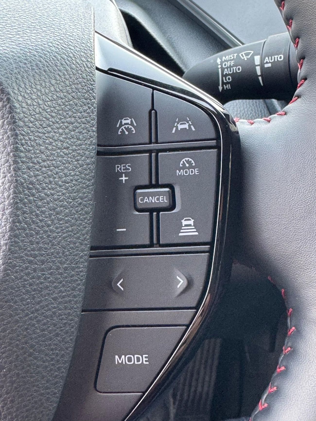 تويوتا برياس PLUG-IN HYBRID / 2.0L V4 /  1000KM RANGE / 72KM ON ELECTRIC ONLY/ RADAR / LINE ASSIST / BIG SCREEN