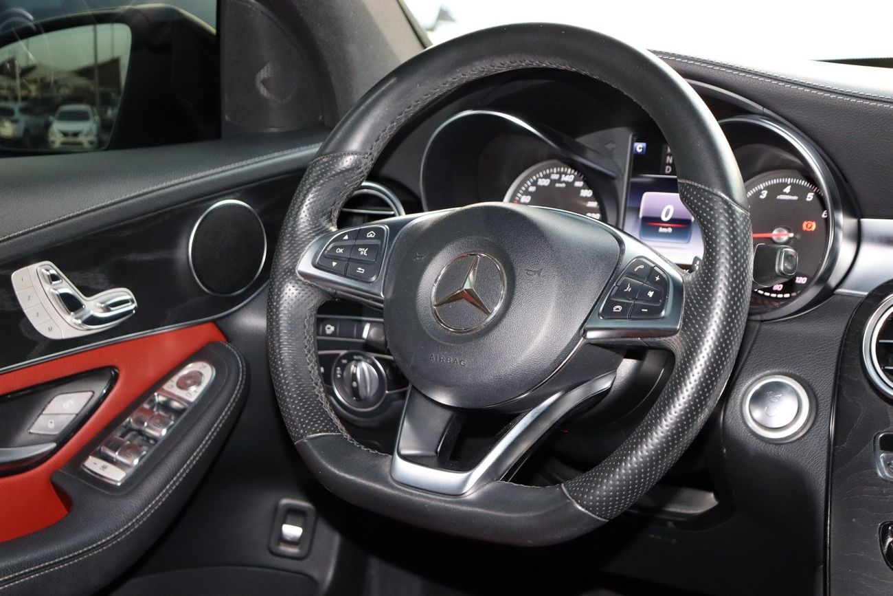 مرسيدس بنز GLC 250 4MATIC 2.0L Mercedes-Benz GLC250 Coupe / 2019 / GCC / Free Accident