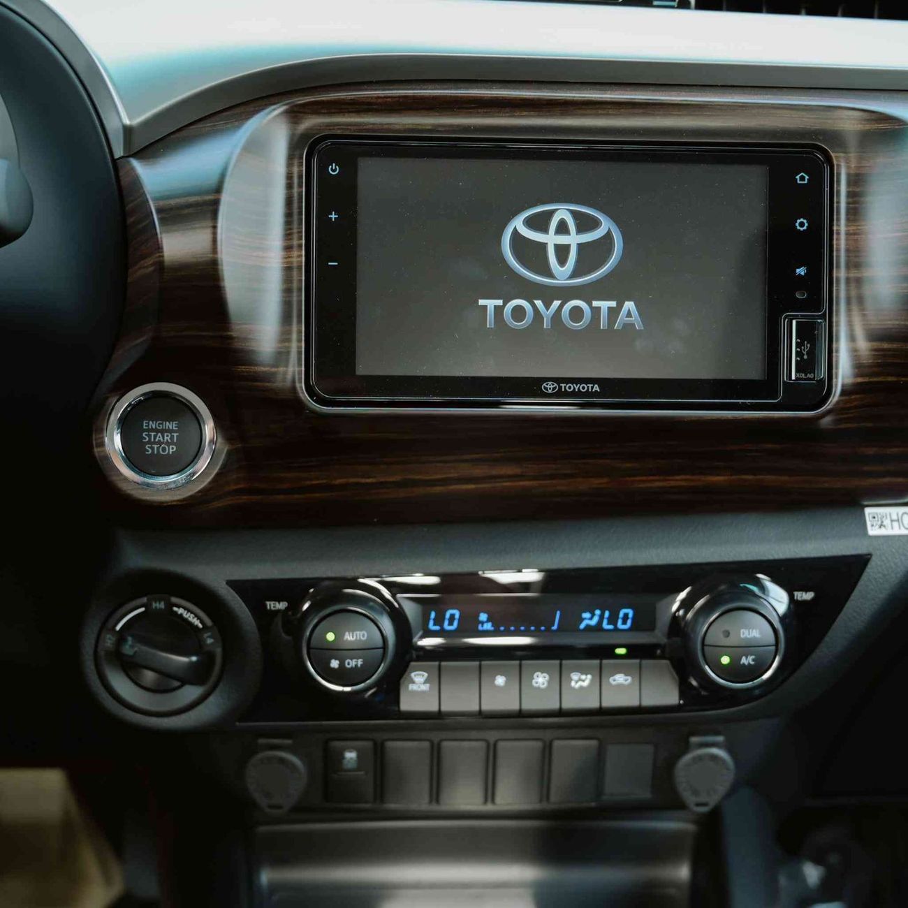 تويوتا هيلوكس GLX AT 2.7L