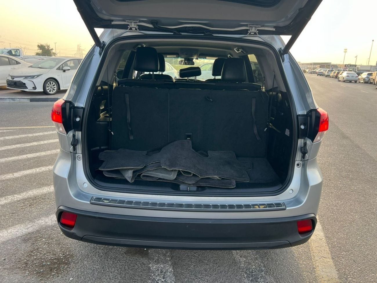 Toyota Highlander LE (NON GCC) 2017 Toyota Highlander - MidOption - 3.5L V6 - Full 7 Seater - Trunk Auto