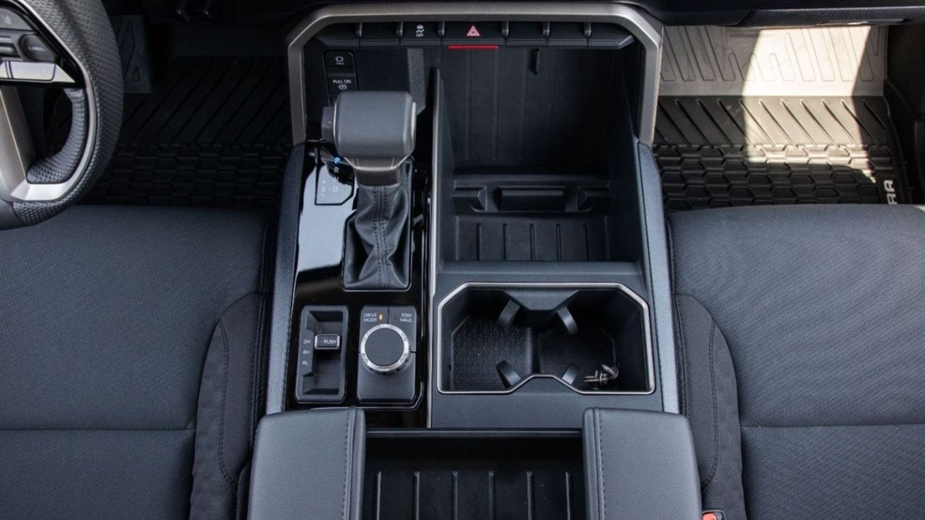 Toyota Tundra SR5 4WD/2024. Local Registration +10%