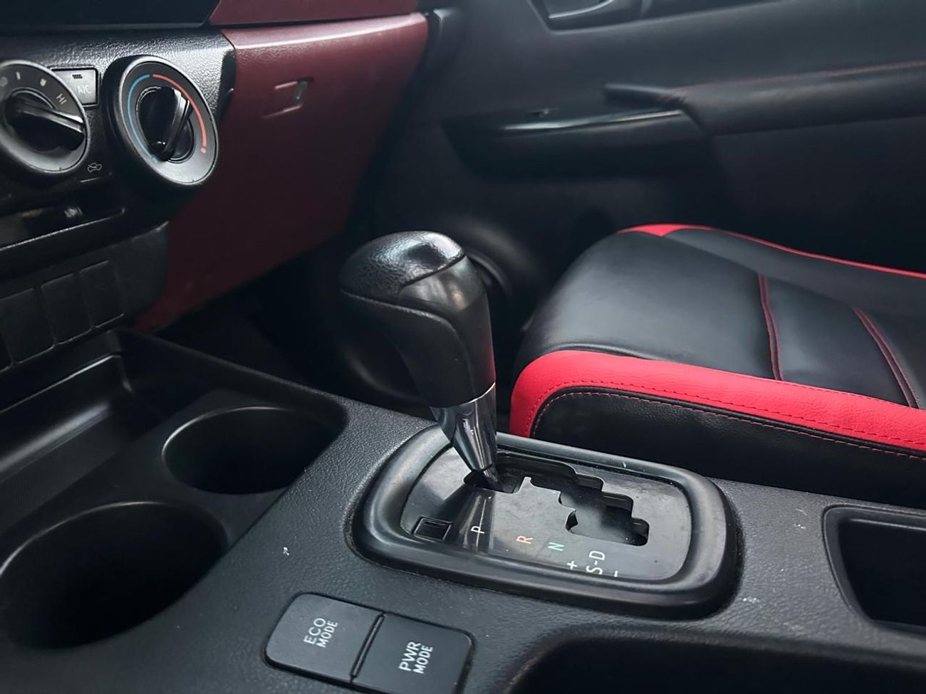 تويوتا هيلوكس GLX 2.7L Double Cab Utility A/T