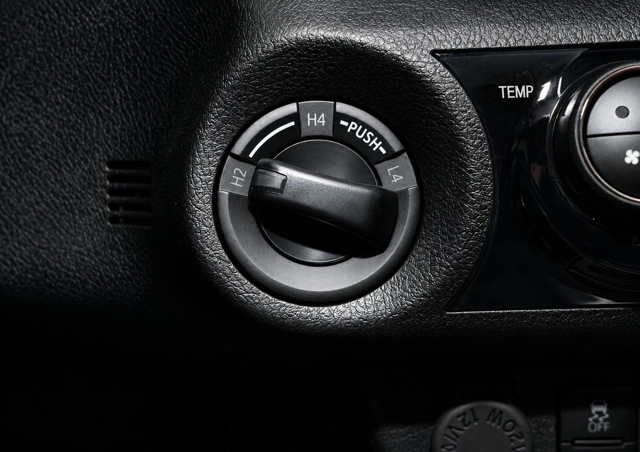 Toyota Hilux SR5 (NON GCC) ECTAI0015 - Toyota Hilux Double Cab -  2.7L Petrol Auto 4wd -  White - High Options