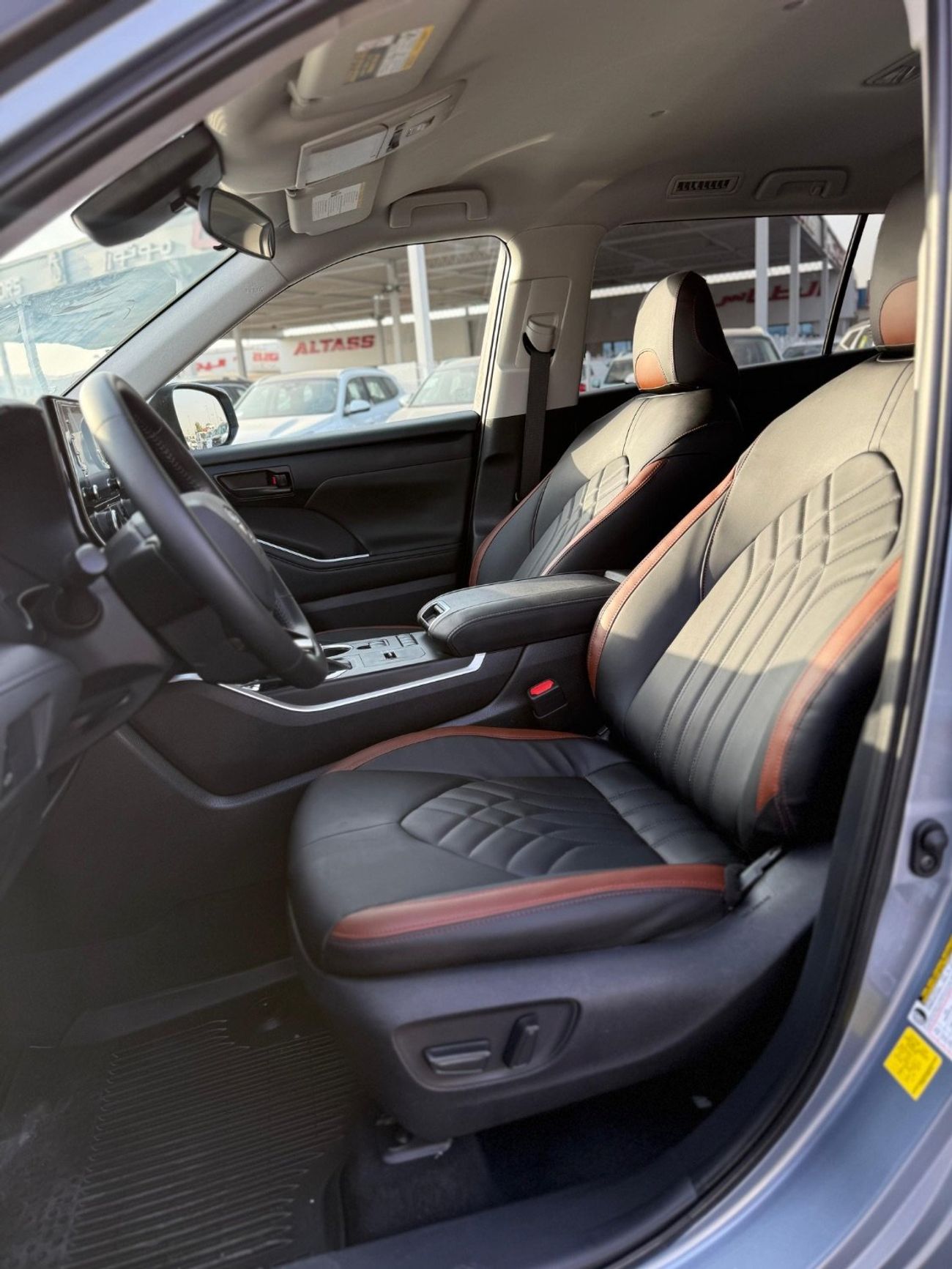 Toyota Highlander Hybrid leather seats,push start,blind spot