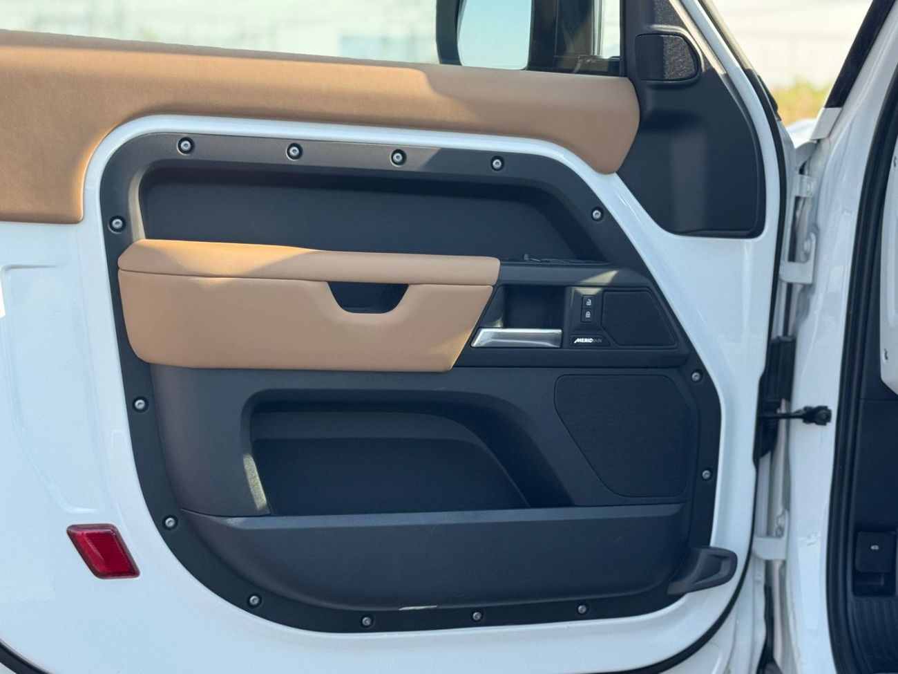 Land Rover Defender P400 90 SE 3.0L (5 Seater)