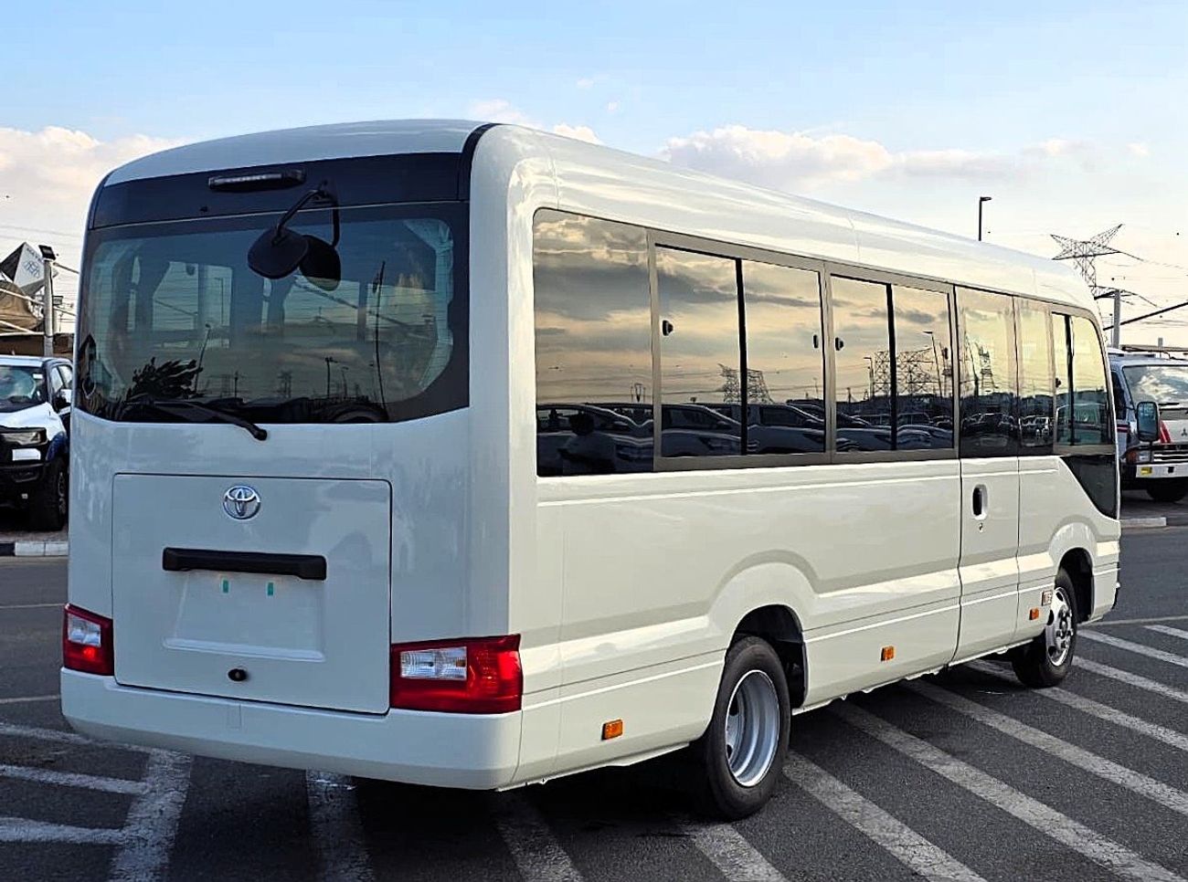 Toyota Coaster vip 4.2l diesel M/T 22 seats with electric door and cool box